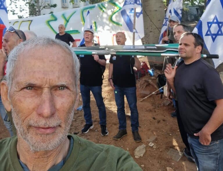 עמר בר לב הפגנה פוניבז'