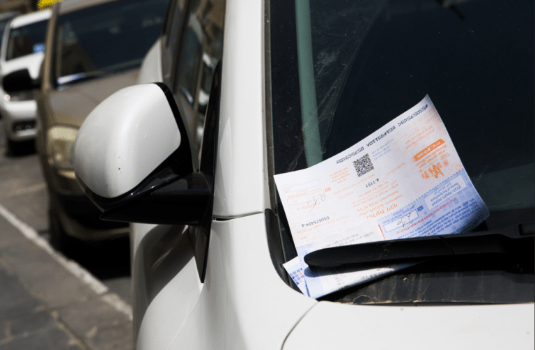 שערורייה בפתח תקווה: דו"חות חניה חולקו בליל בשבת