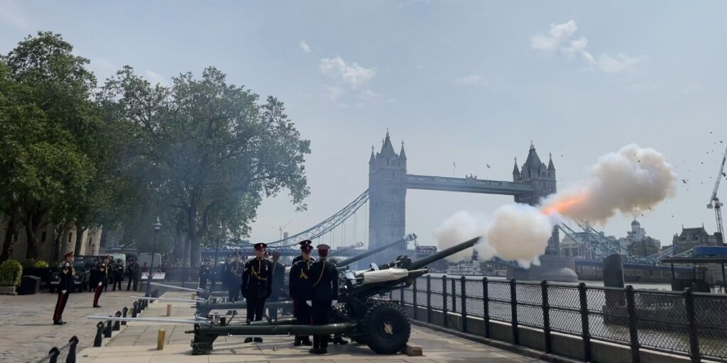 צפו: כך חגגו בבריטניה את יום הולדתו של המלך