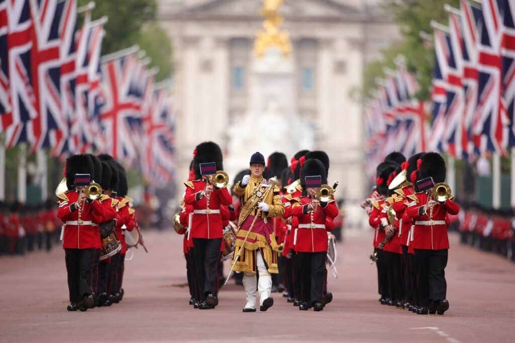 צפו: כך חגגו בבריטניה את יום הולדתו של המלך