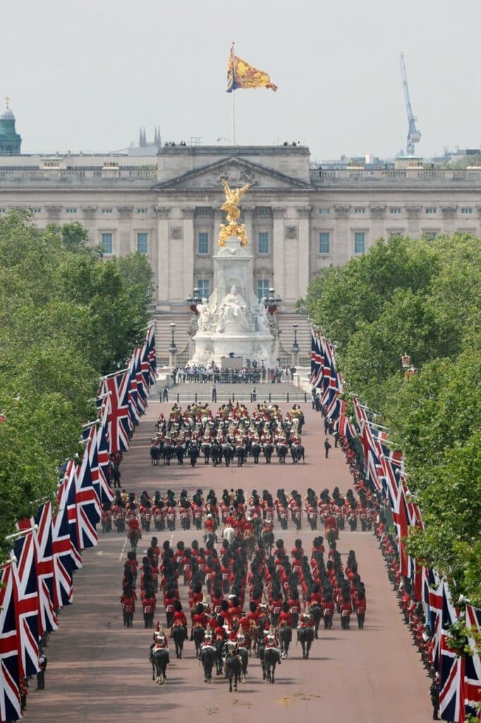 צפו: כך חגגו בבריטניה את יום הולדתו של המלך