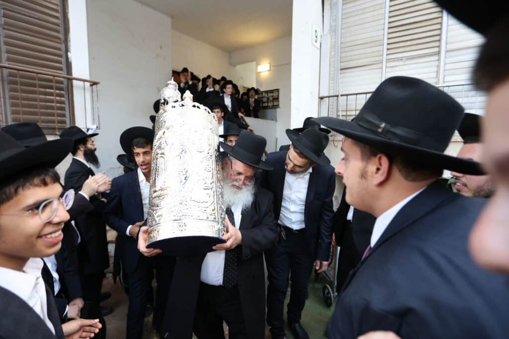 בדעת חכמה פיזזו בהכנסת ספר תורה חדש • גלריה