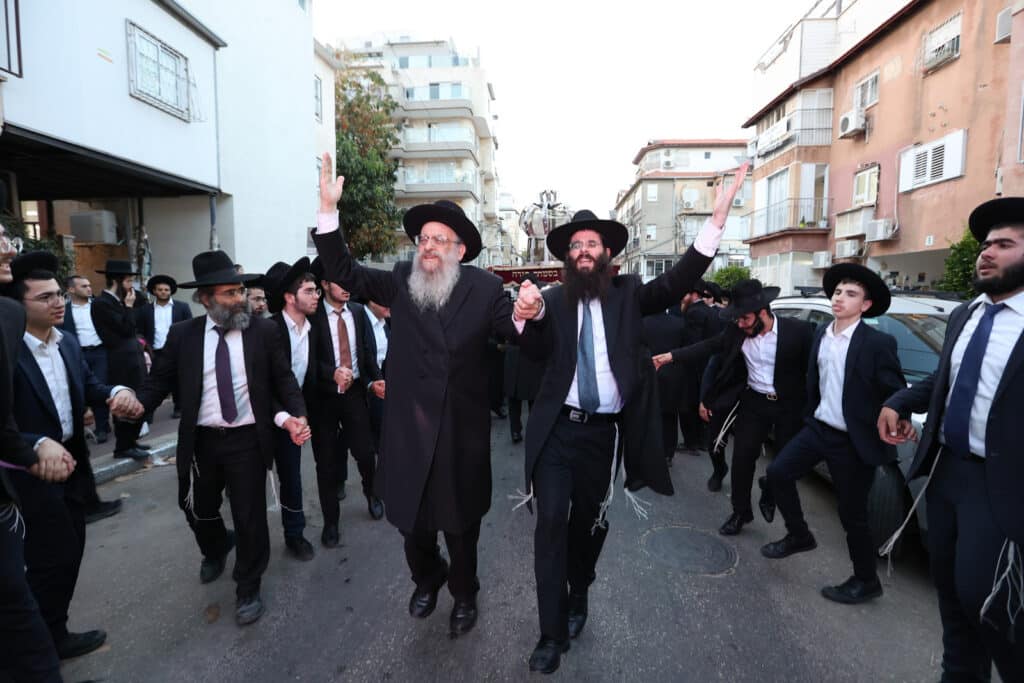 בדעת חכמה פיזזו בהכנסת ספר תורה חדש • גלריה