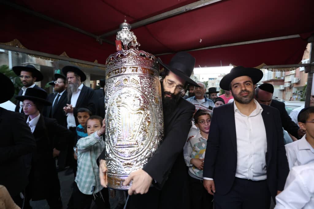 בדעת חכמה פיזזו בהכנסת ספר תורה חדש • גלריה