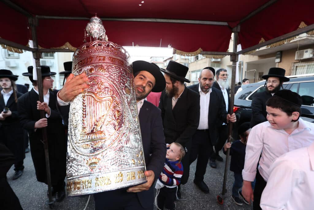 בדעת חכמה פיזזו בהכנסת ספר תורה חדש • גלריה