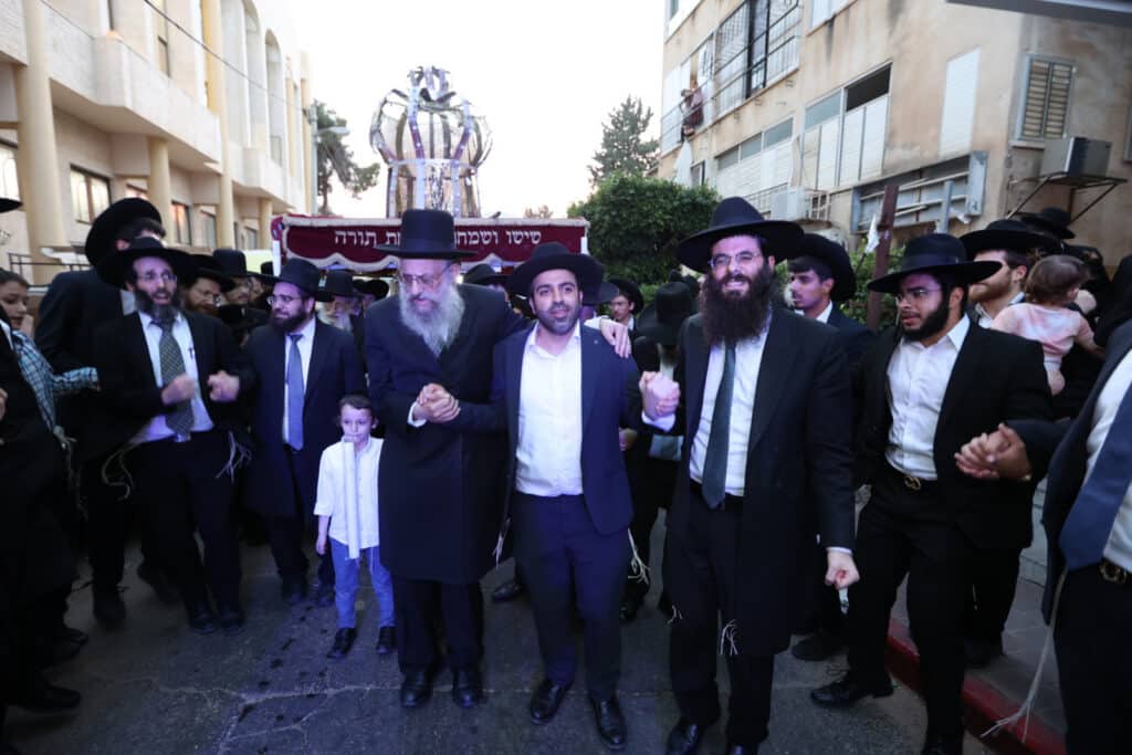 בדעת חכמה פיזזו בהכנסת ספר תורה חדש • גלריה