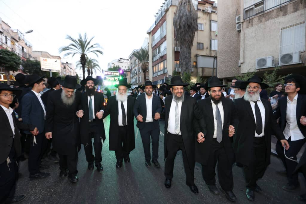 בדעת חכמה פיזזו בהכנסת ספר תורה חדש • גלריה