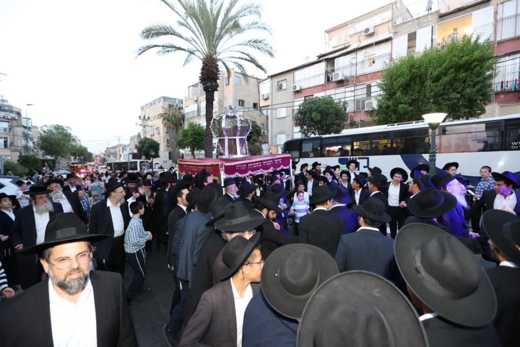 בדעת חכמה פיזזו בהכנסת ספר תורה חדש • גלריה