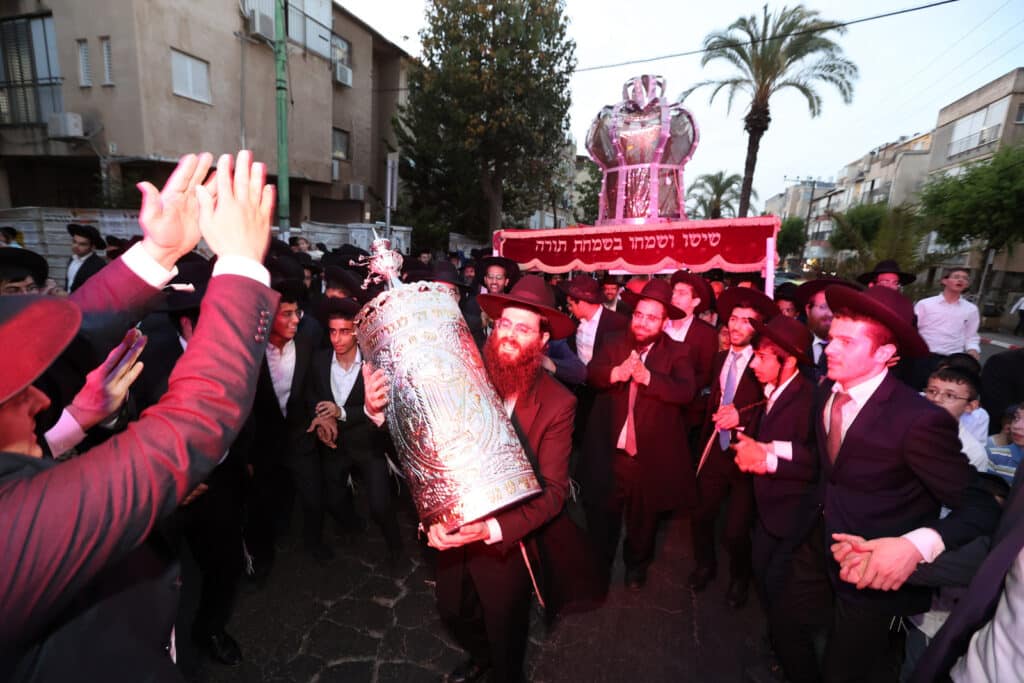 בדעת חכמה פיזזו בהכנסת ספר תורה חדש • גלריה