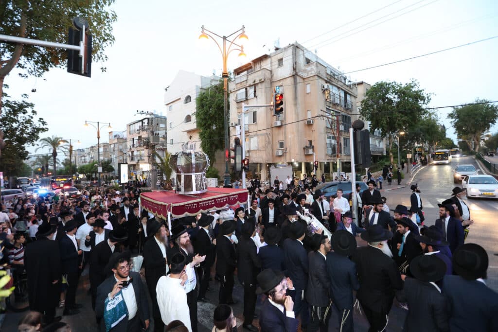 בדעת חכמה פיזזו בהכנסת ספר תורה חדש • גלריה