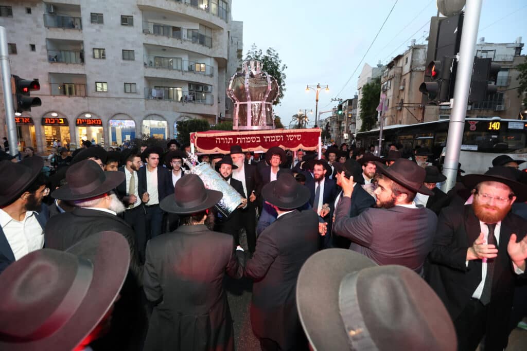 בדעת חכמה פיזזו בהכנסת ספר תורה חדש • גלריה