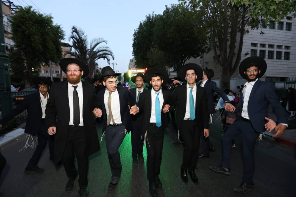 בדעת חכמה פיזזו בהכנסת ספר תורה חדש • גלריה