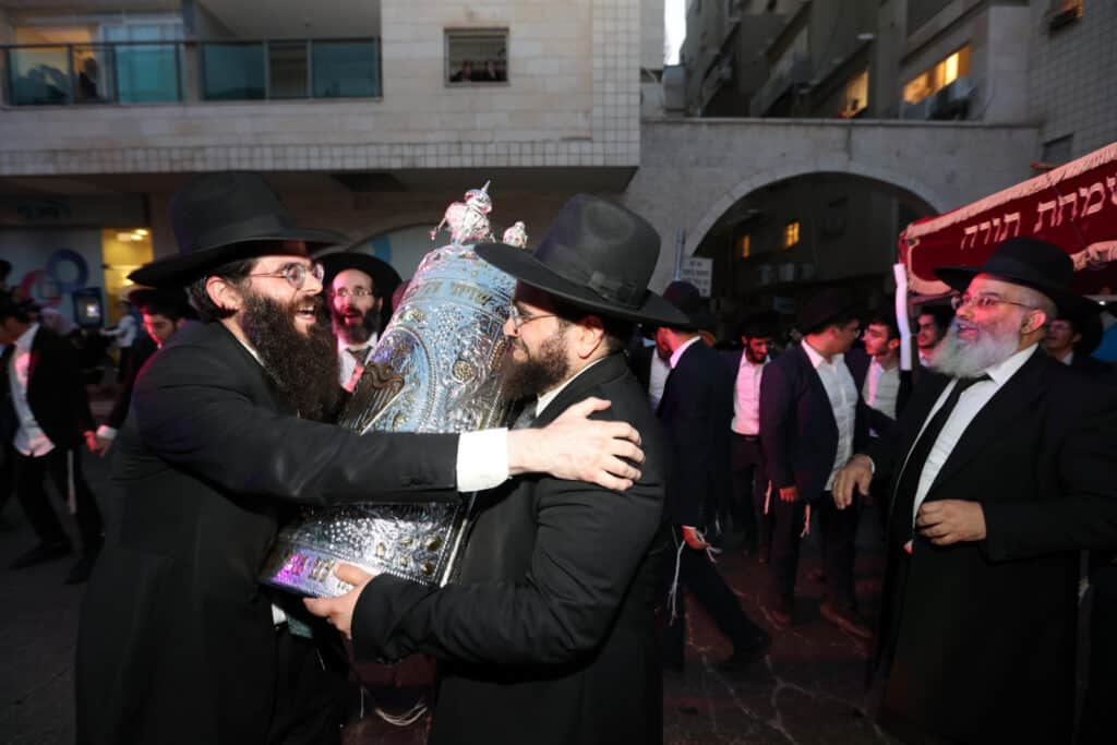 בדעת חכמה פיזזו בהכנסת ספר תורה חדש • גלריה