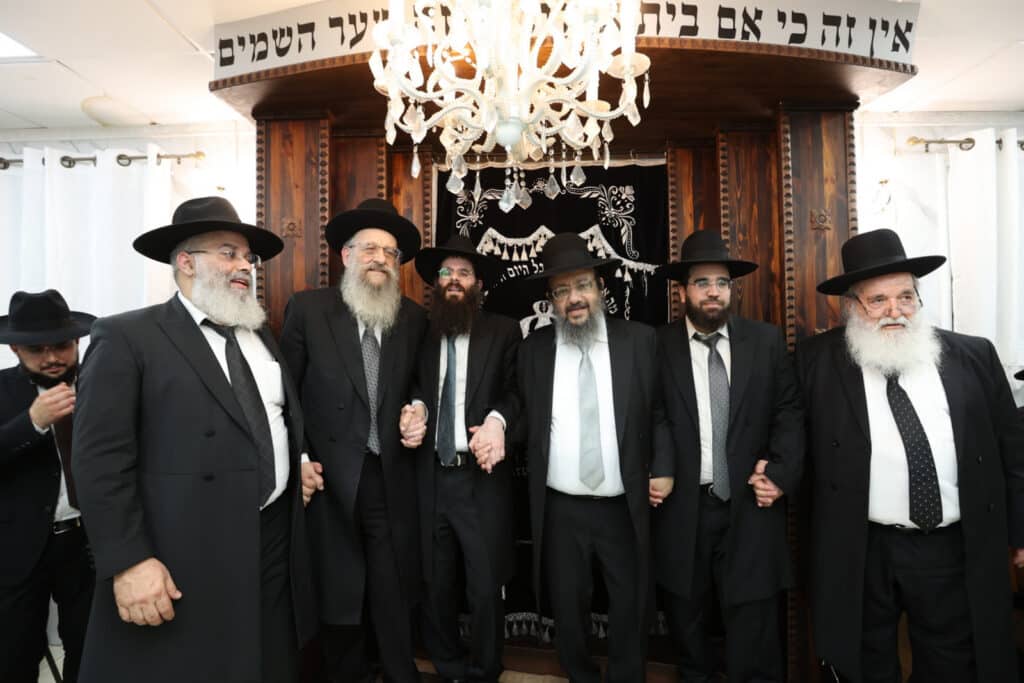 בדעת חכמה פיזזו בהכנסת ספר תורה חדש • גלריה