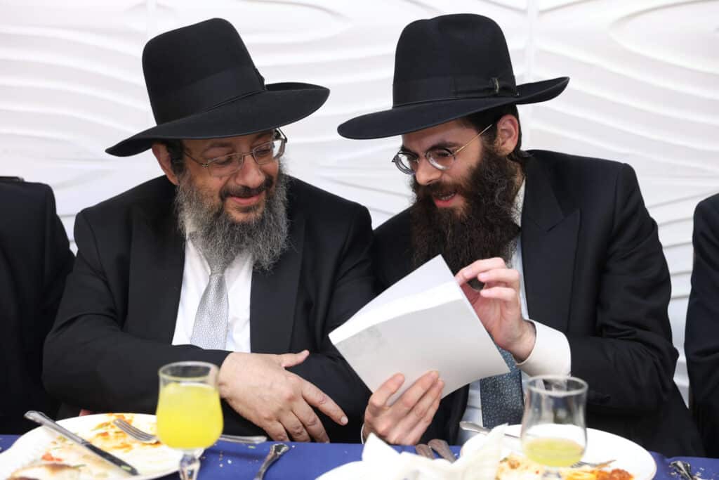 בדעת חכמה פיזזו בהכנסת ספר תורה חדש • גלריה