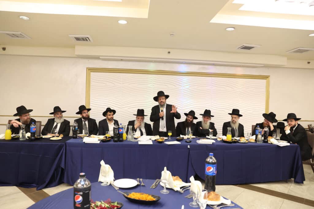 בדעת חכמה פיזזו בהכנסת ספר תורה חדש • גלריה