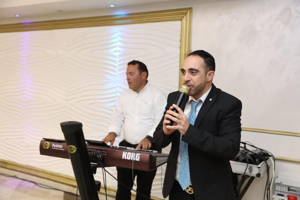 בדעת חכמה פיזזו בהכנסת ספר תורה חדש • גלריה