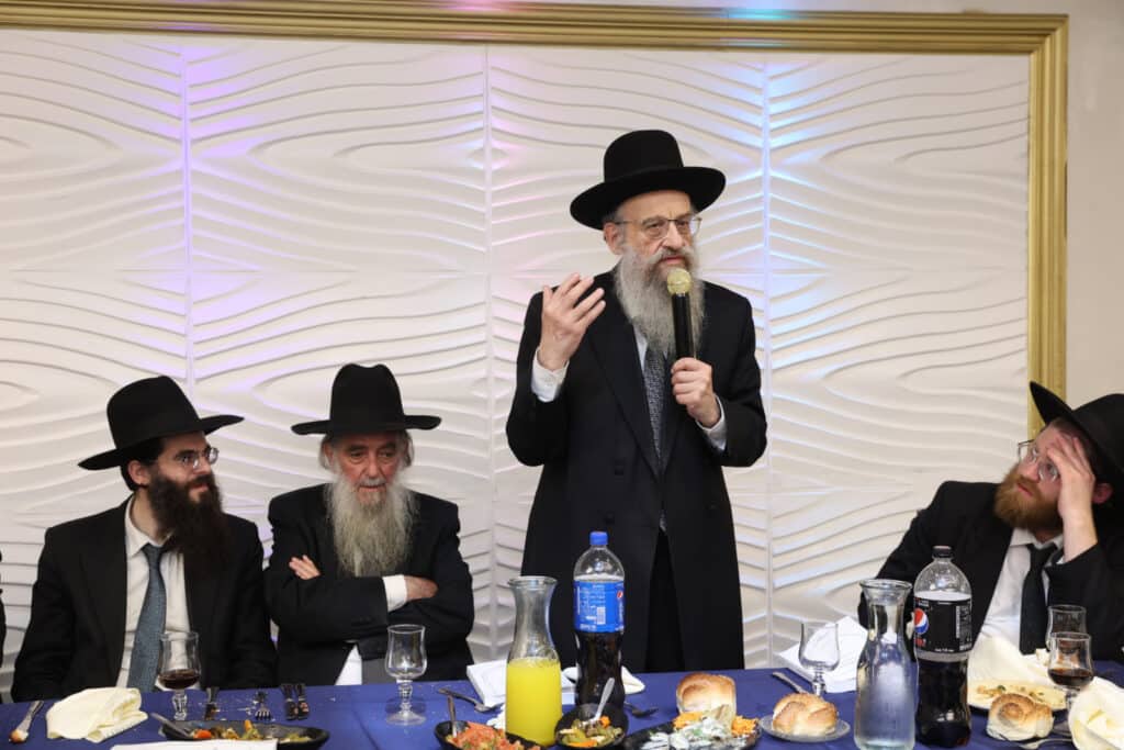 בדעת חכמה פיזזו בהכנסת ספר תורה חדש • גלריה