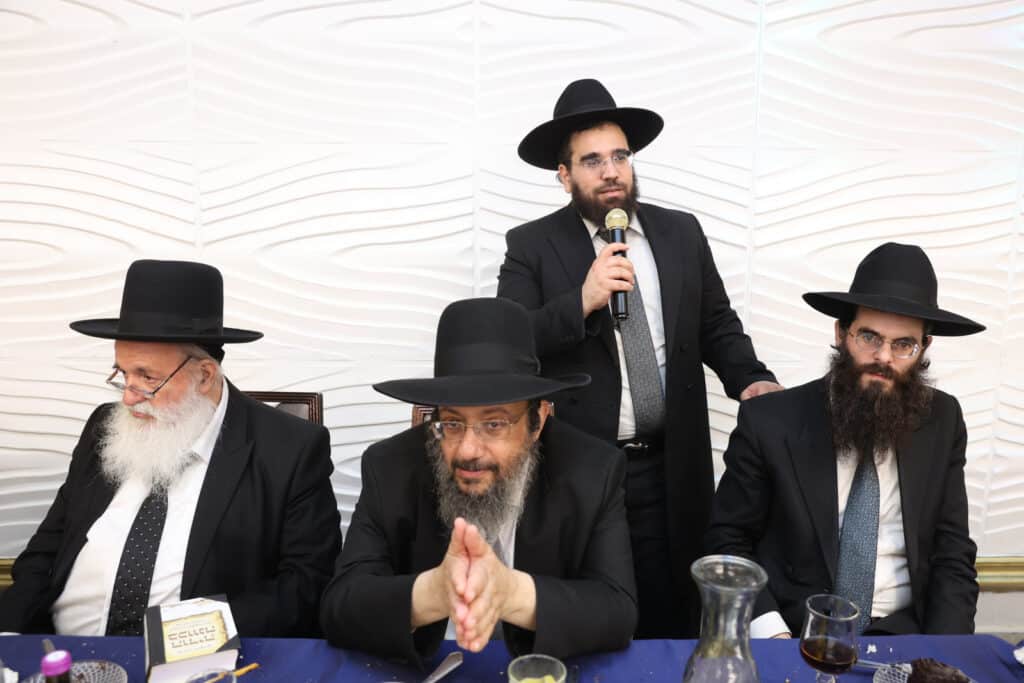 בדעת חכמה פיזזו בהכנסת ספר תורה חדש • גלריה