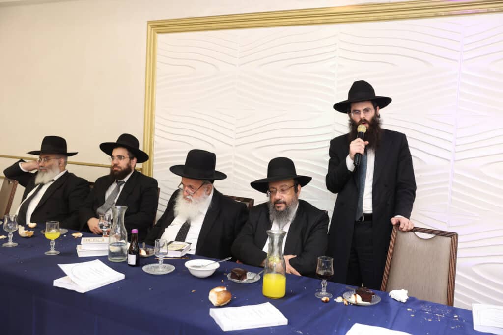 בדעת חכמה פיזזו בהכנסת ספר תורה חדש • גלריה