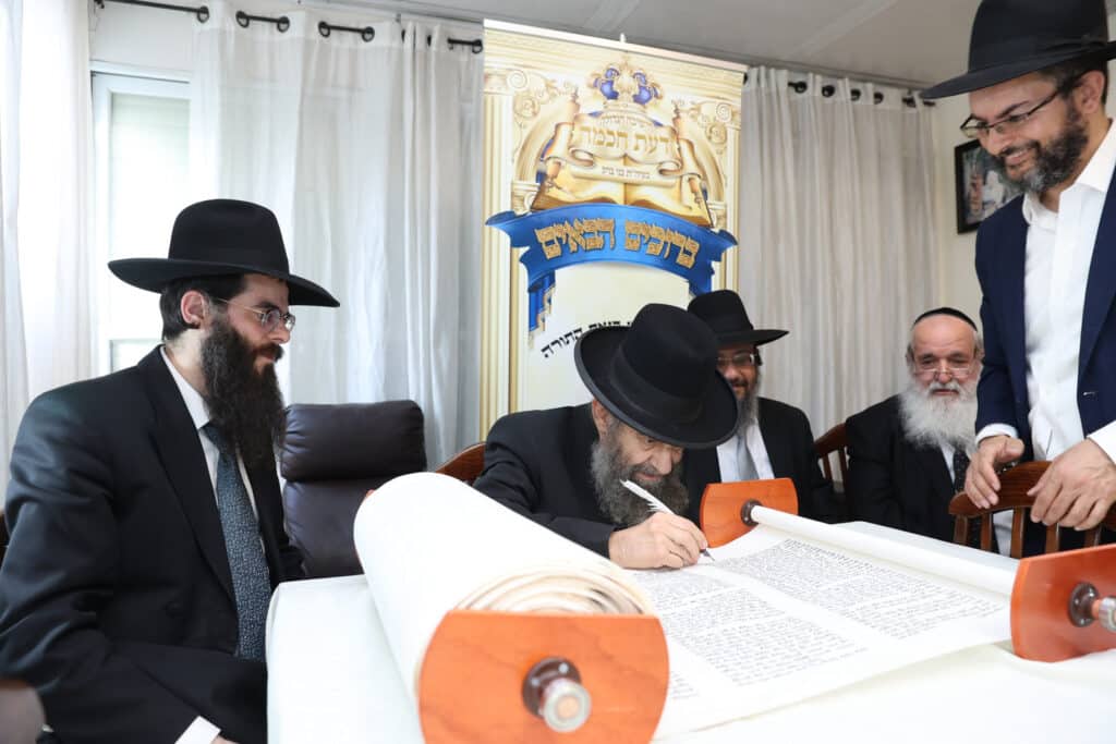 בדעת חכמה פיזזו בהכנסת ספר תורה חדש • גלריה