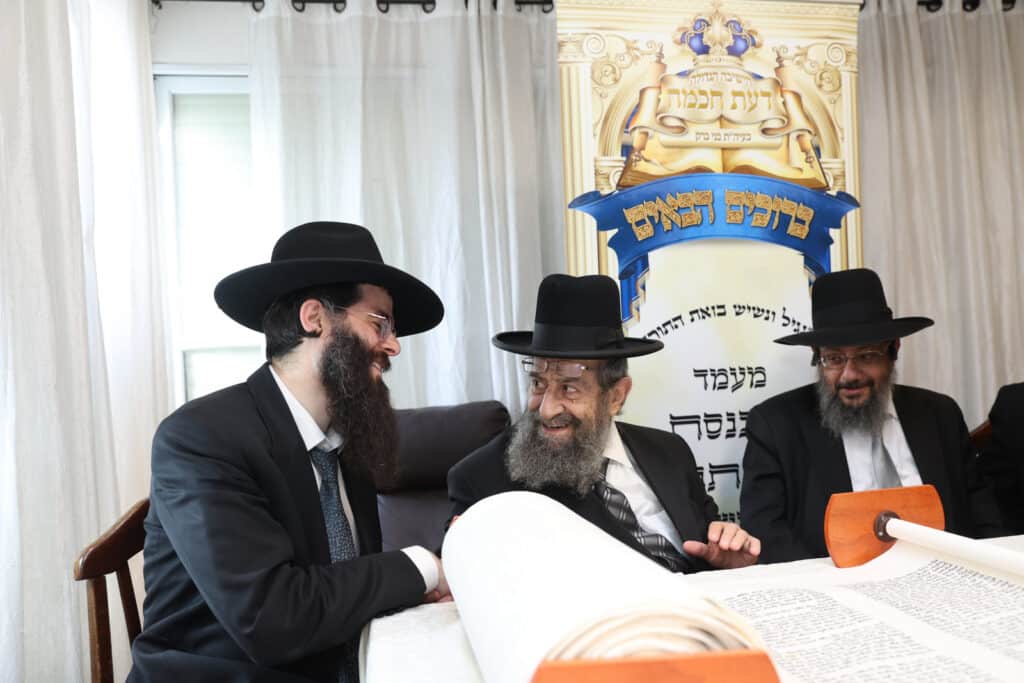 בדעת חכמה פיזזו בהכנסת ספר תורה חדש • גלריה