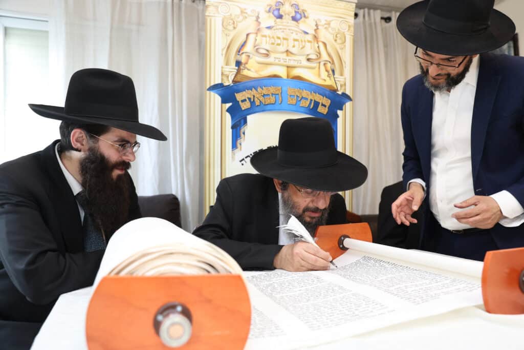 בדעת חכמה פיזזו בהכנסת ספר תורה חדש • גלריה