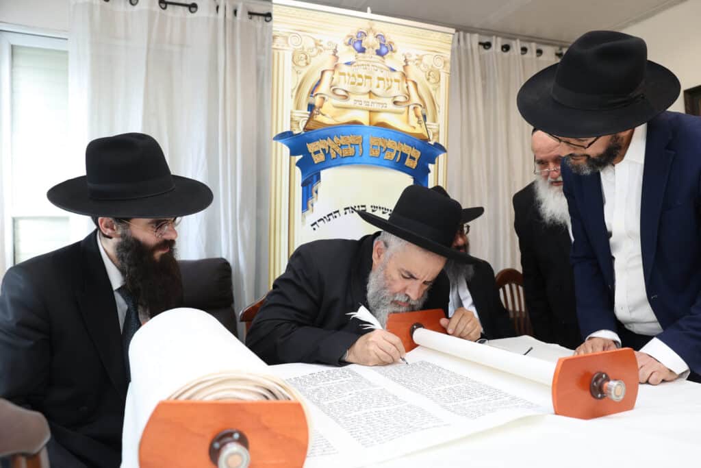 בדעת חכמה פיזזו בהכנסת ספר תורה חדש • גלריה