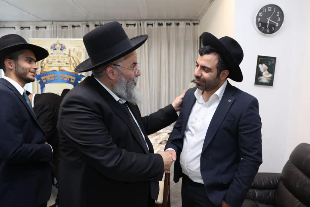 בדעת חכמה פיזזו בהכנסת ספר תורה חדש • גלריה