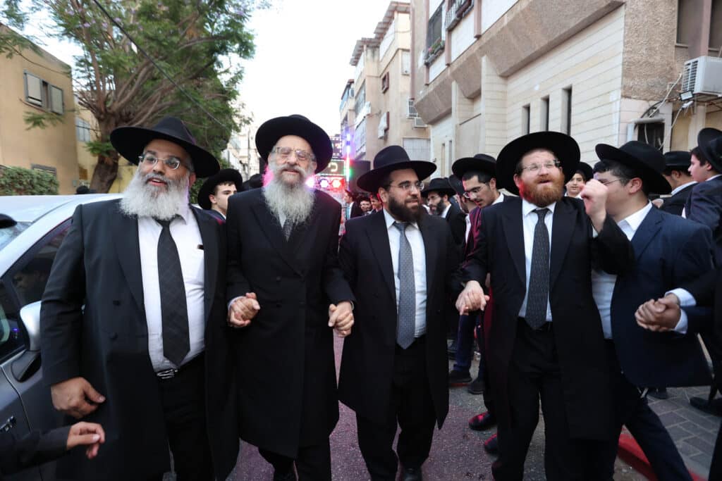 בדעת חכמה פיזזו בהכנסת ספר תורה חדש • גלריה