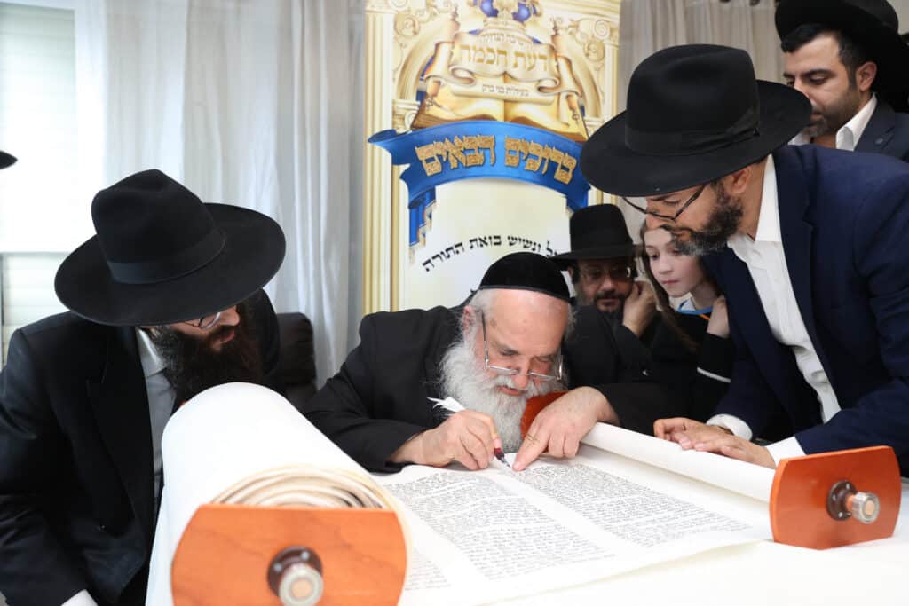 בדעת חכמה פיזזו בהכנסת ספר תורה חדש • גלריה