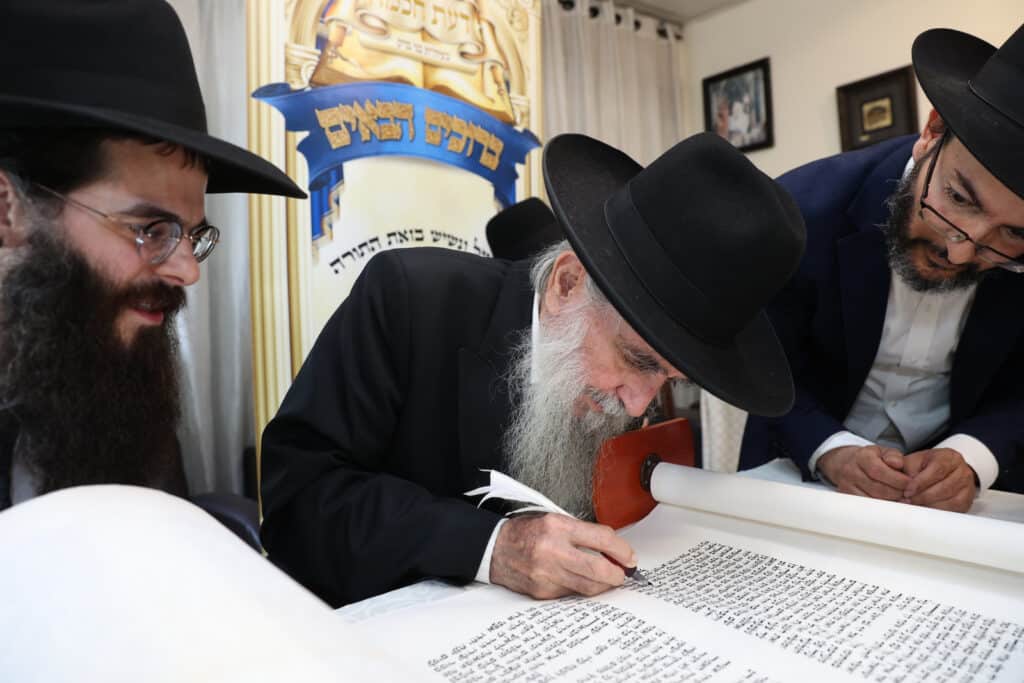 בדעת חכמה פיזזו בהכנסת ספר תורה חדש • גלריה