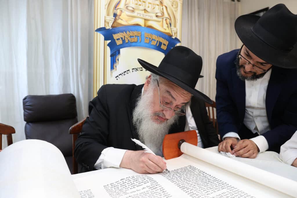 בדעת חכמה פיזזו בהכנסת ספר תורה חדש • גלריה