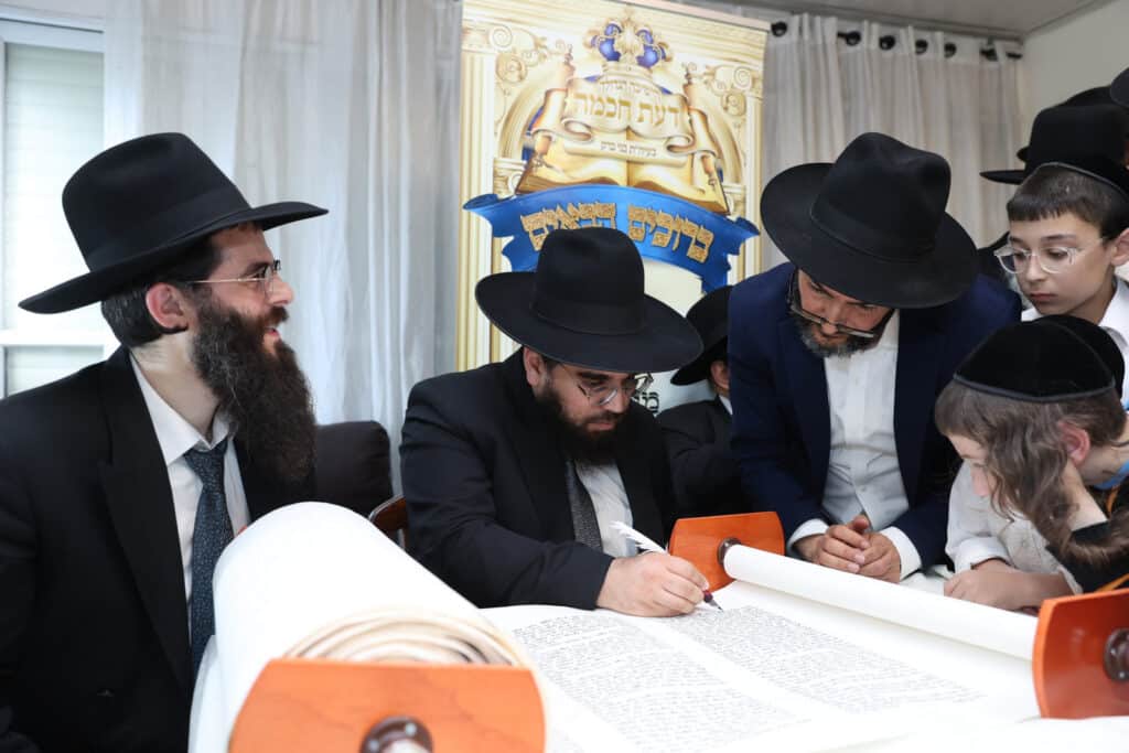 בדעת חכמה פיזזו בהכנסת ספר תורה חדש • גלריה