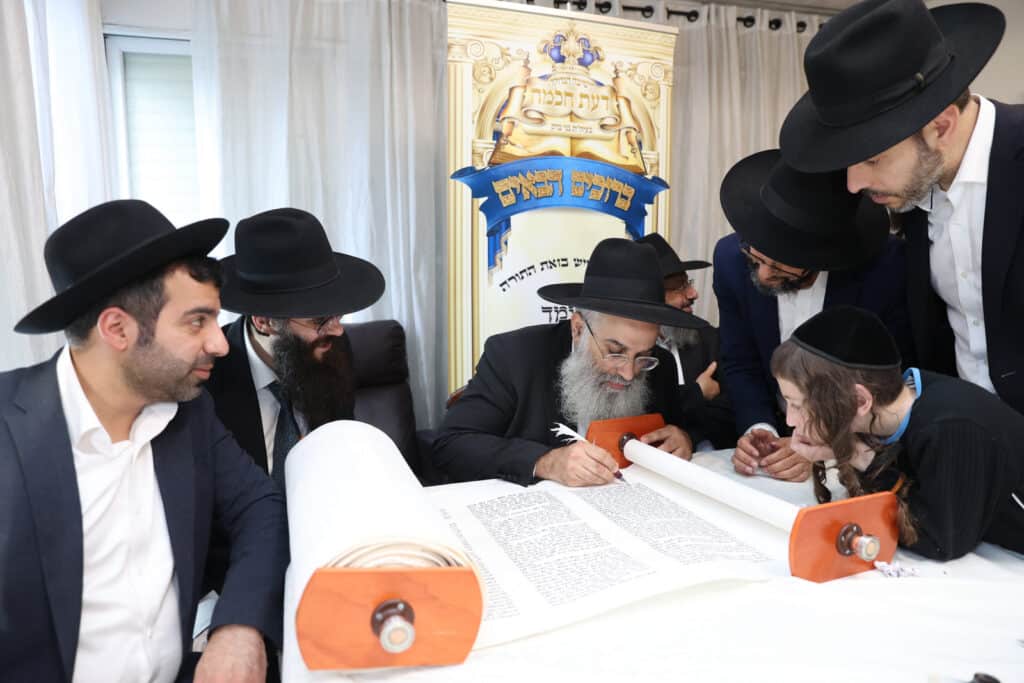 בדעת חכמה פיזזו בהכנסת ספר תורה חדש • גלריה