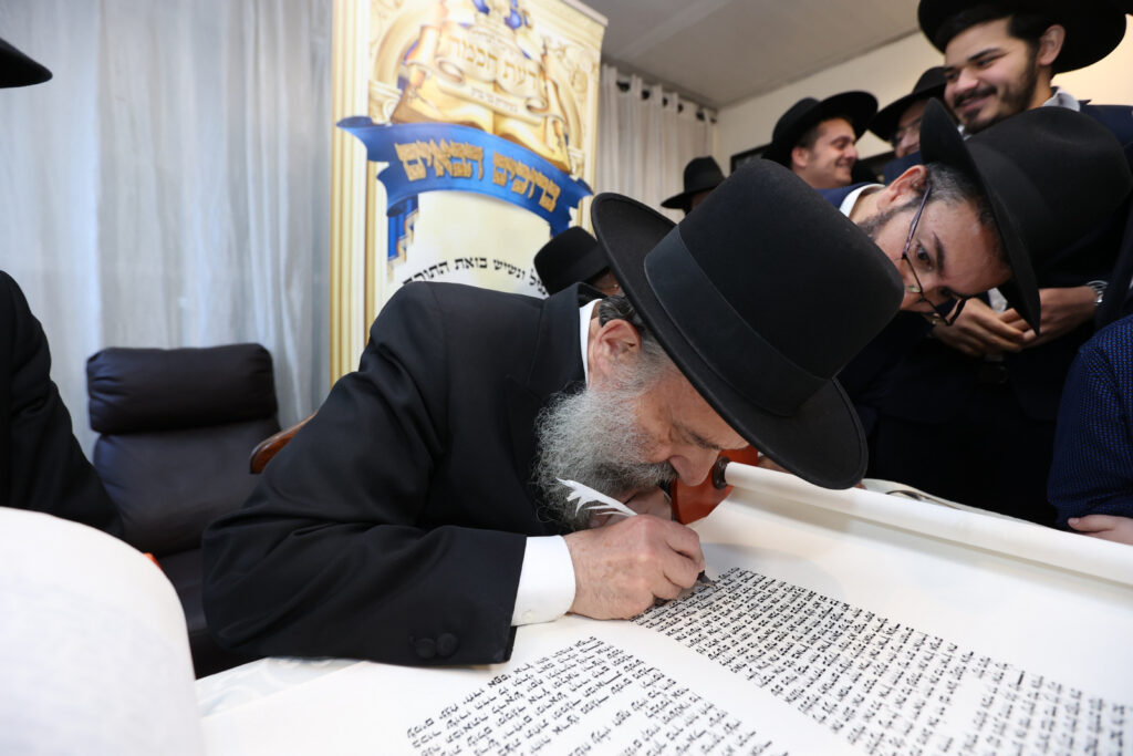 בדעת חכמה פיזזו בהכנסת ספר תורה חדש • גלריה