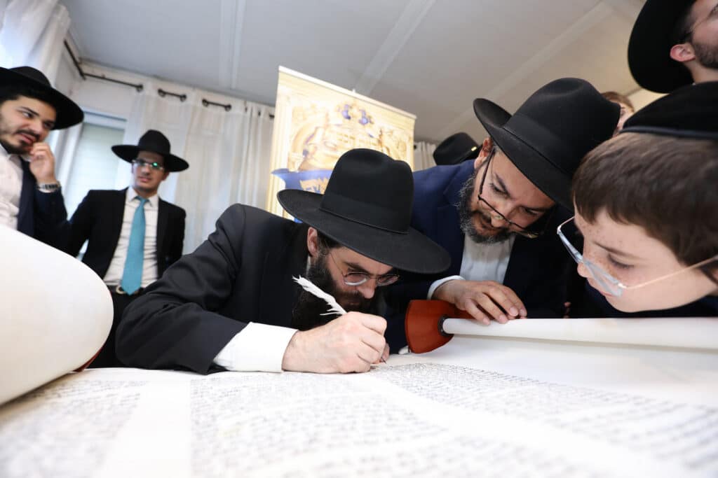 בדעת חכמה פיזזו בהכנסת ספר תורה חדש • גלריה