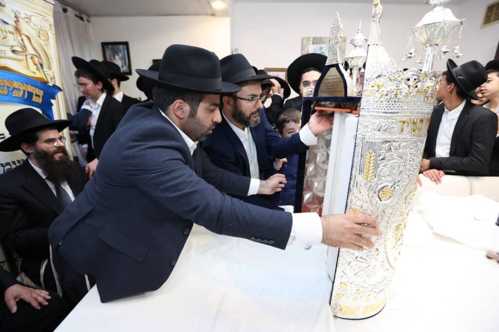 בדעת חכמה פיזזו בהכנסת ספר תורה חדש • גלריה