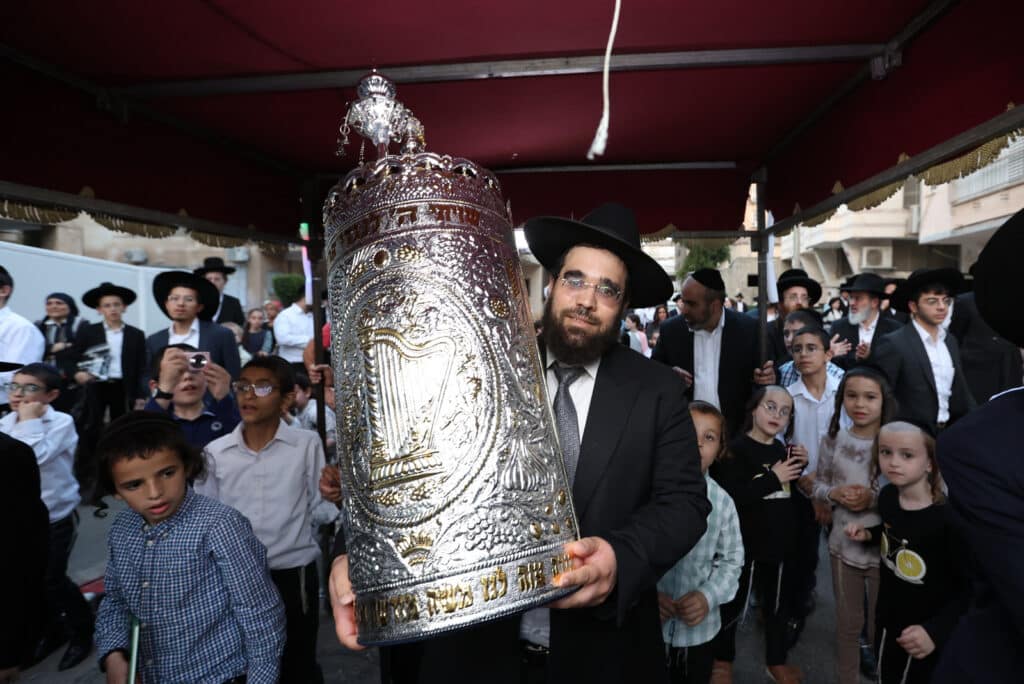 בדעת חכמה פיזזו בהכנסת ספר תורה חדש • גלריה