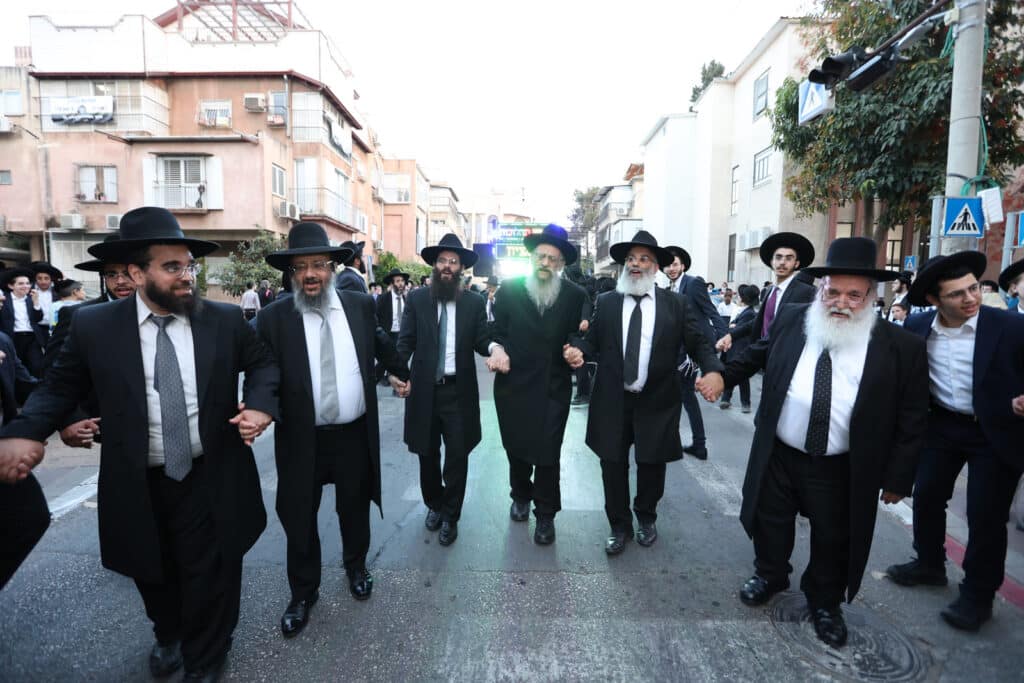 בדעת חכמה פיזזו בהכנסת ספר תורה חדש • גלריה