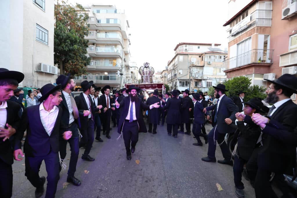 בדעת חכמה פיזזו בהכנסת ספר תורה חדש • גלריה