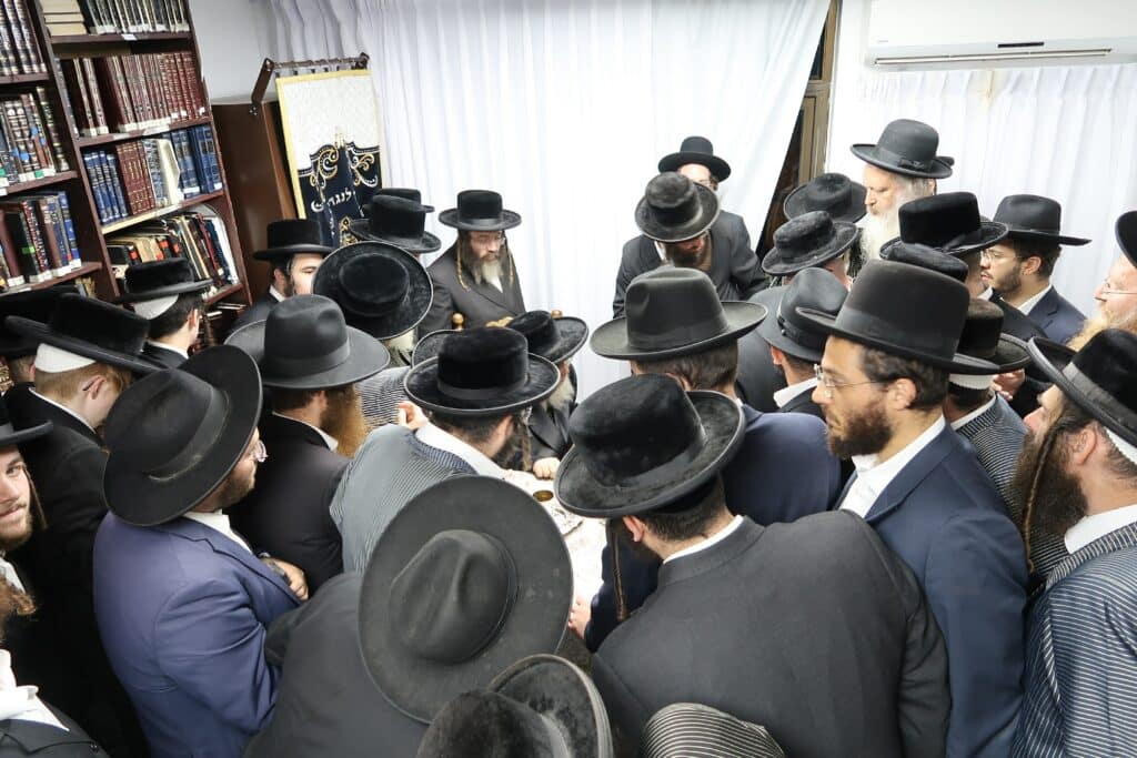 בדרך לאוסטריה: האדמו"ר מתולדות אהרון ביקש ברכה מהראב"ד