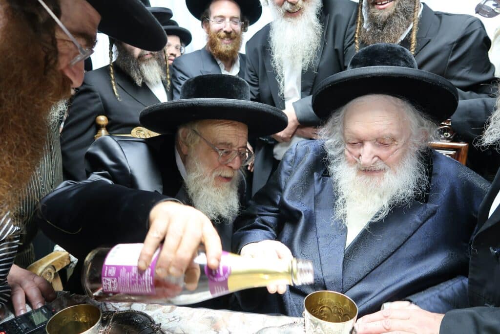 בדרך לאוסטריה: האדמו"ר מתולדות אהרון ביקש ברכה מהראב"ד