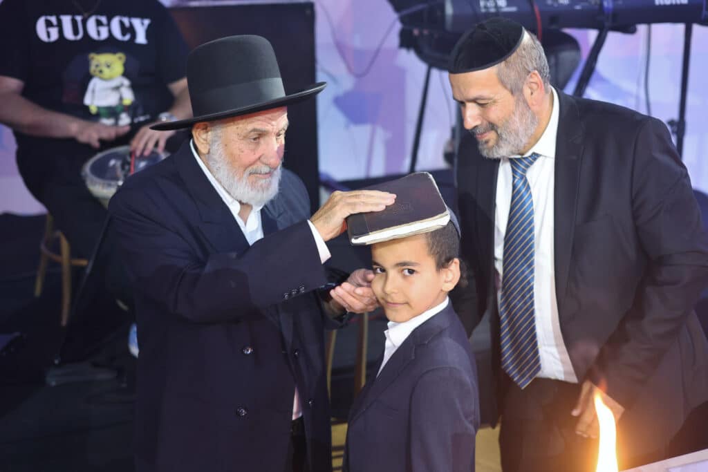 במעמד 300 גבאים: הגר"צ בוארון הוכתר לרב העדה