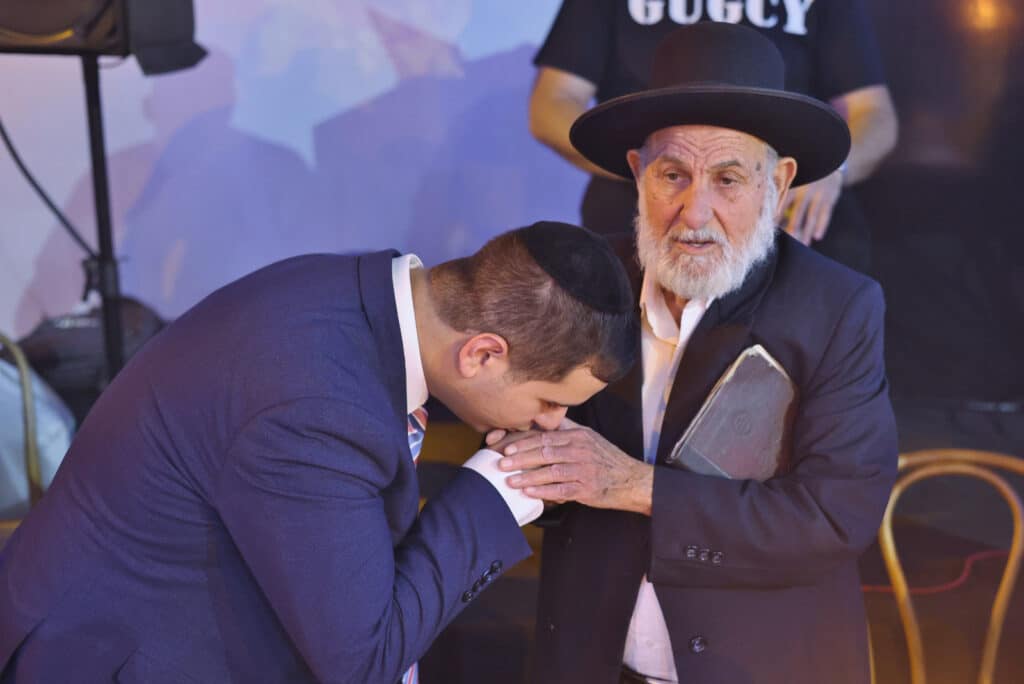 במעמד 300 גבאים: הגר"צ בוארון הוכתר לרב העדה