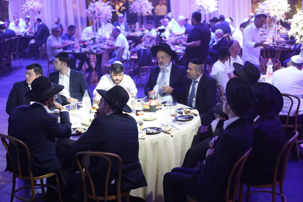 במעמד 300 גבאים: הגר"צ בוארון הוכתר לרב העדה