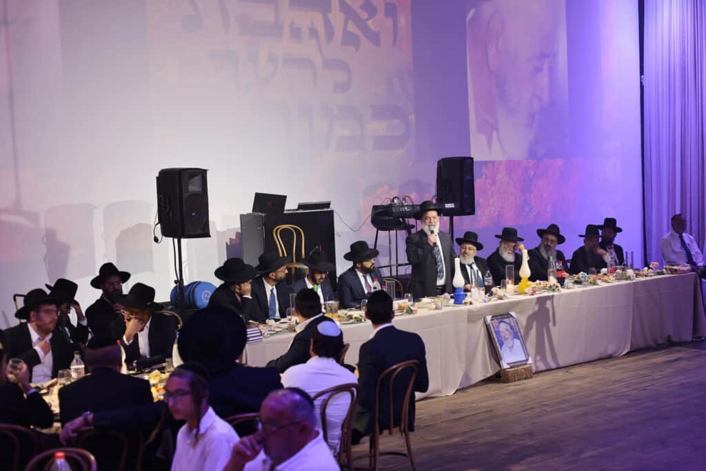 במעמד 300 גבאים: הגר"צ בוארון הוכתר לרב העדה