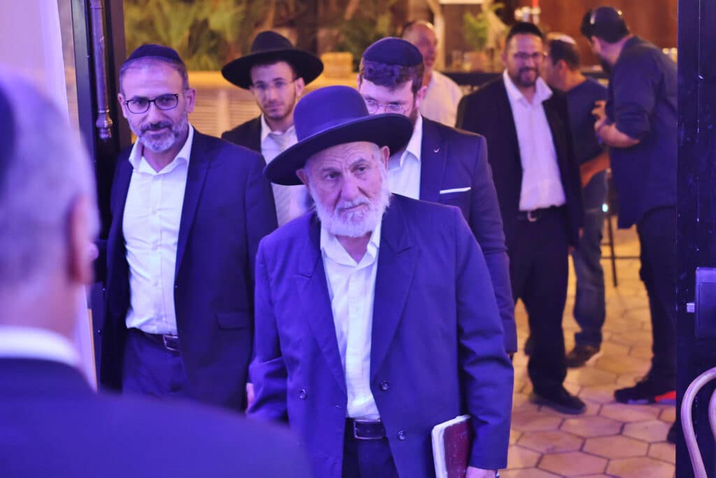 במעמד 300 גבאים: הגר"צ בוארון הוכתר לרב העדה