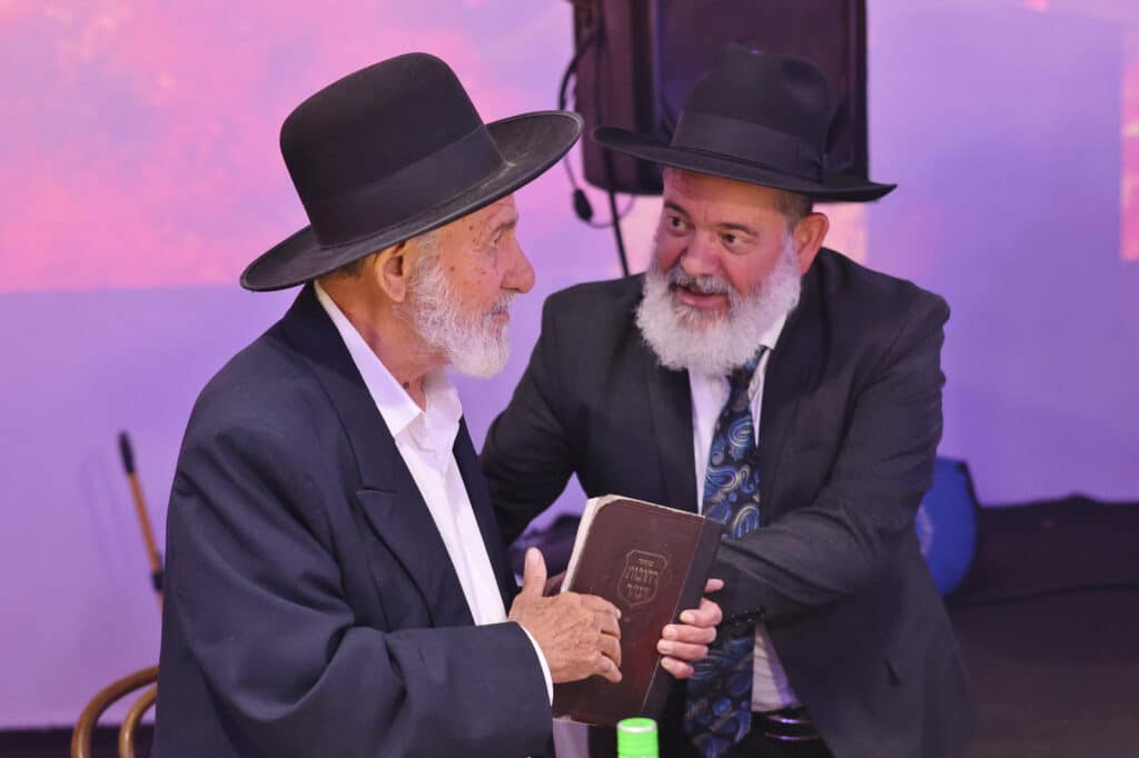 במעמד 300 גבאים: הגר"צ בוארון הוכתר לרב העדה