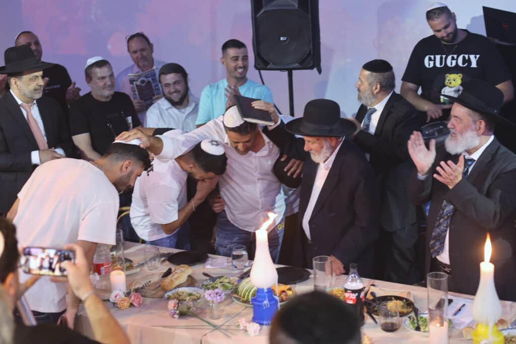 במעמד 300 גבאים: הגר"צ בוארון הוכתר לרב העדה